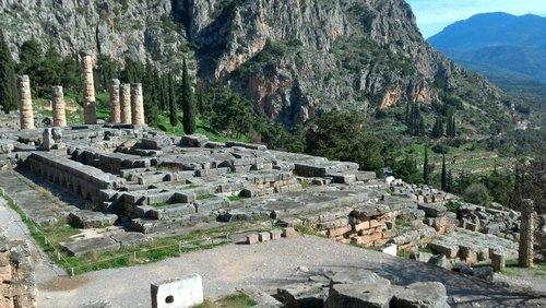 delphes-visite-guide-personne-en-anglais